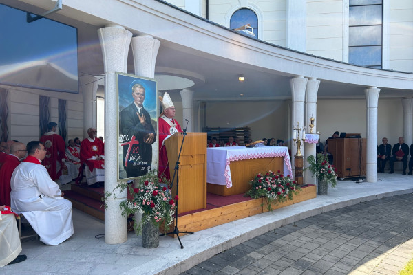 Nadškof Zore na Zaplazu: Včasih tako ihtavo iščemo krivca za vse, kar se dogaja, da se vsa politika spremeni v nasprotovanje